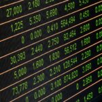 Stock exchange trading floor illustrating how growth stocks work in the market